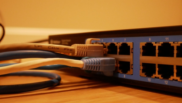 Möchten Sie ein Heimnetzwerk einrichten Das sollten Sie noch vorher wissen! lan router mit kabel internet