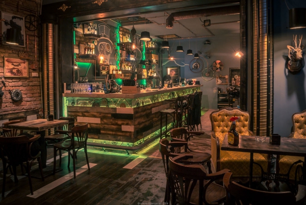 Steampunk Möbel und Einrichtungstipps für den perfekten Vintage Look bar mit grünen lichtern modern
