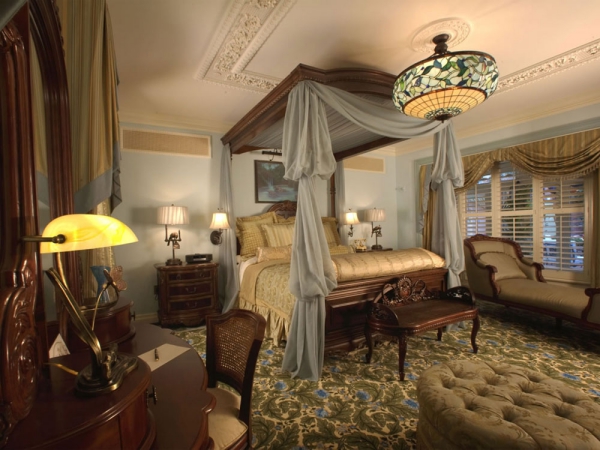 Steampunk Möbel und Einrichtungstipps für den perfekten Vintage Look schlafzimmer viktorianisch luxus komfort