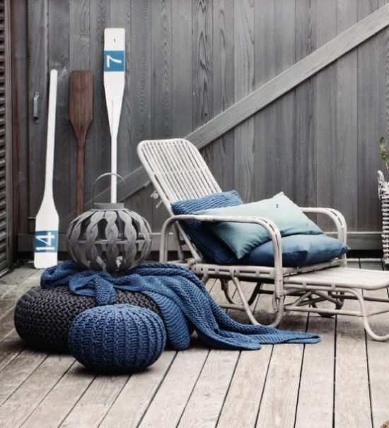 Terrassengestaltung im Strandstil Ideen von Strand und Meer inspiriert Liegestuhl marineblaue Decke Kissen Sitzkissen