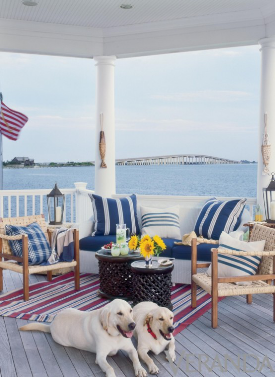 Terrassengestaltung im Strandstil Ideen von Strand und Meer inspiriert überdachte Veranda Meer im Hintergrund amerikanische Dekoration zwei Hunde vorne