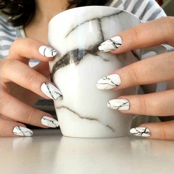 Trendige Marmor Nägel Ideen und Anleitungen für Selbermachen lange weiße marmor nägel marmor tasse