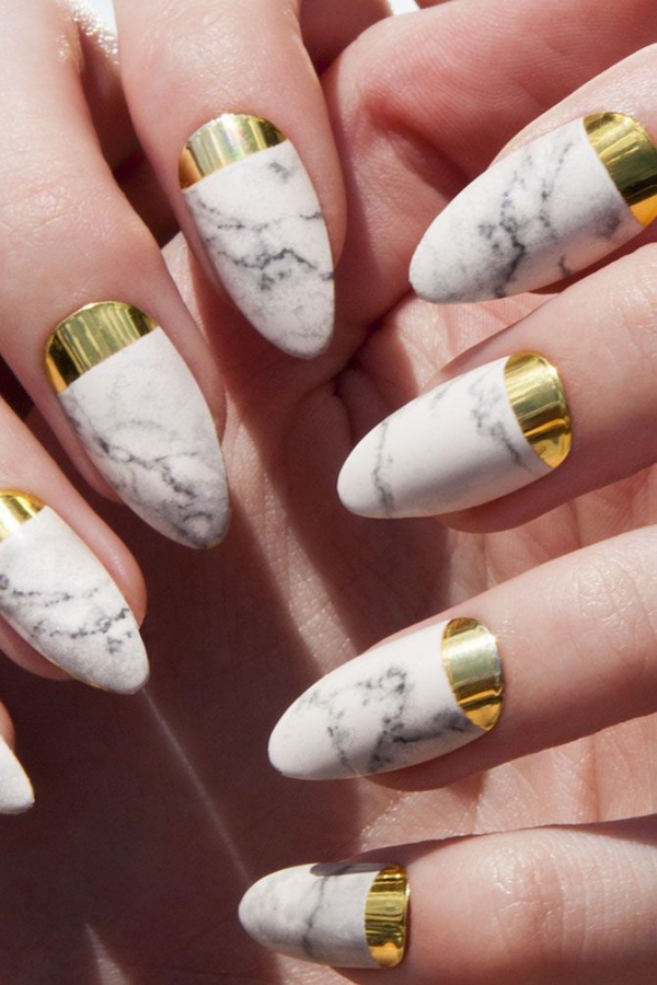 Trendige Marmor Nägel Ideen und Anleitungen für Selbermachen marmor nägel luxus gold streifen
