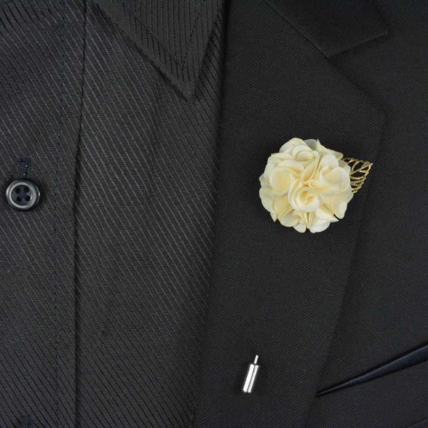 weiße Blume auf einem schwarzen Anzug - Anstecker Hochzeit