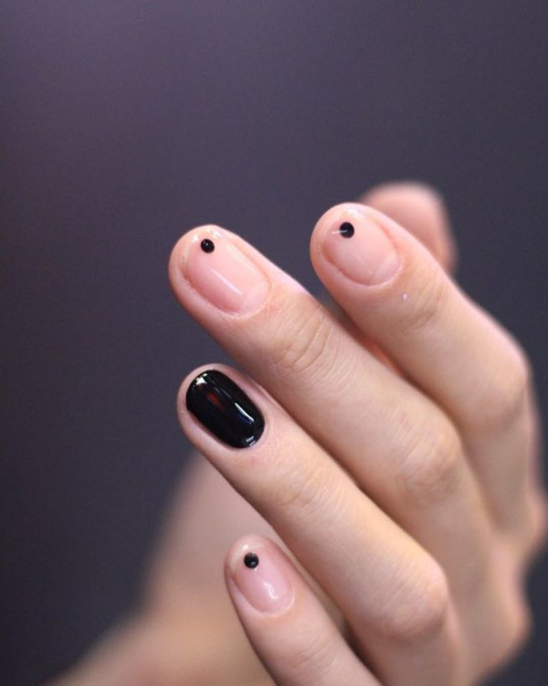 30 minimalistische und schlichte Nägel Ideen für jeden Anlass schwarz und beige akzentnägel
