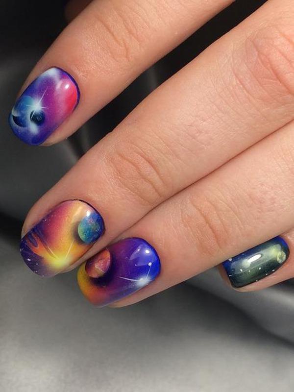 Airbrush Nägel nach aktuellen Trends selber machen galaxie nägel design