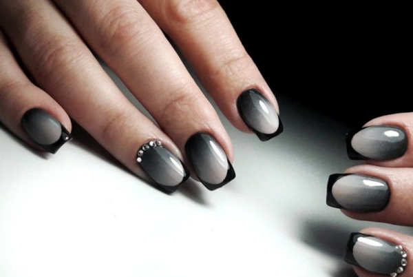 Airbrush Nägel nach aktuellen Trends selber machen schwarz graue nägel mit perlen