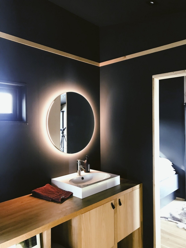 Aktuelle Badeinrichtung Trends und Ideen dunkle wände mit spiegel beleuchtung