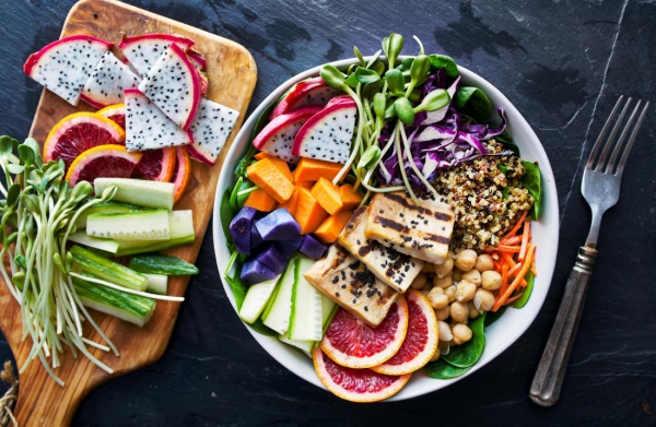 DASH Diät – Der beste Ernährungsplan für Bluthochdruck schlechthin buntes salat gesund