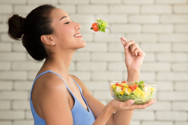 DASH Diät – Der beste Ernährungsplan für Bluthochdruck schlechthin frau mit salat mit tomaten