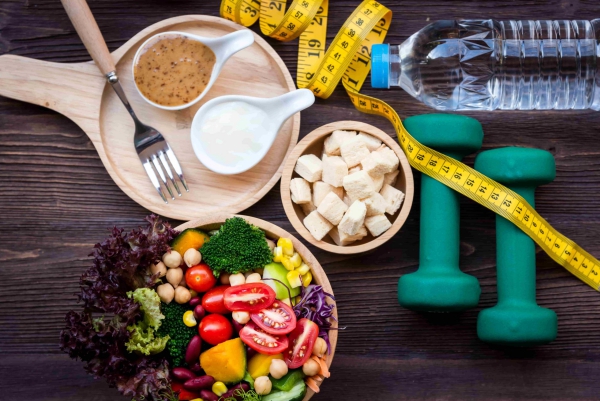 DASH Diät – Der beste Ernährungsplan für Bluthochdruck schlechthin sport wasser und salate