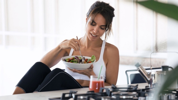 DASH Diät – Der beste Ernährungsplan für Bluthochdruck schlechthin sportlerin mit salat und smoothie