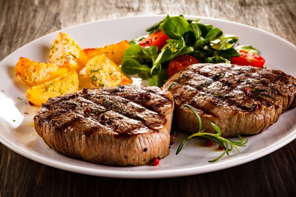 DASH Diät – Der beste Ernährungsplan für Bluthochdruck schlechthin steak mit gemüse und kartoffeln