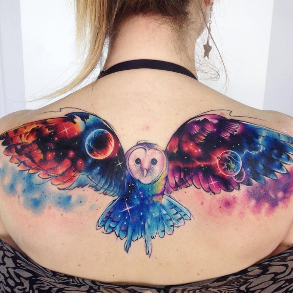 Eulen Tattoo – Bedeutung, Tipps und 50 Ideen für Sie und Ihn galaxie eule rücken planete
