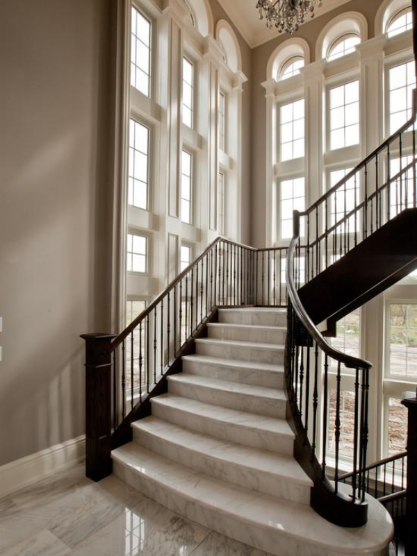 Granittreppen - weiße Treppen mit schwarzen Geländern