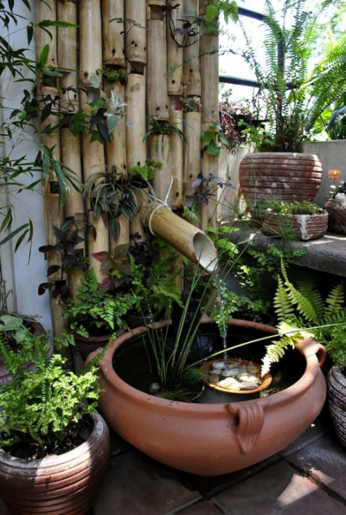 Miniteich anlegen fließendes Wasser Wasserbrunnen Bambus Rohre