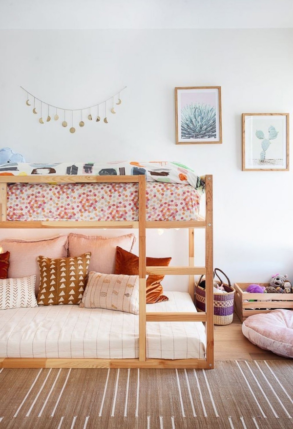 Mädchenzimmer Deko Ideen und Tipps für junge Eltern etagenbett geschwister schwestern rosa natürlichkeit
