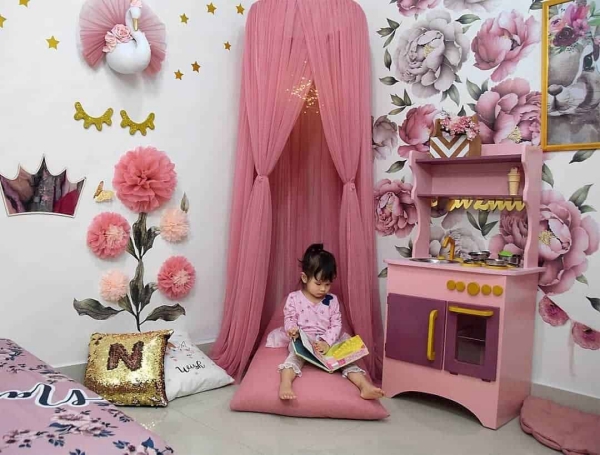 Mädchenzimmer Deko Ideen und Tipps für junge Eltern leseecke stileecke baldahin rosa