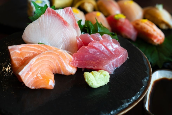 Natürliche Schlafmittel für traumhafte Nächte sushi und fettfisch gesund