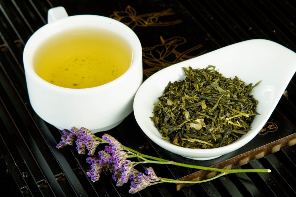 Sencha Tee – Besonderheiten, gesundheitliche Vorteile und Zubereitung grüner tee geldene farbe