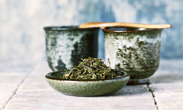 Sencha Tee – Besonderheiten, gesundheitliche Vorteile und Zubereitung interessante rustikale tassen grüner tee