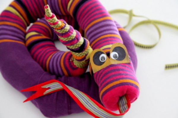 Sockenpuppen basteln mit Kindern – einfache Anleitung und Ideen bunte socken schlange streifen