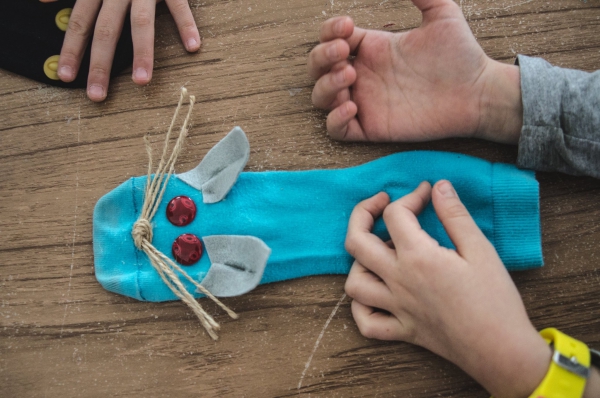 Sockenpuppen basteln mit Kindern – einfache Anleitung und Ideen katze basteln blau lustig