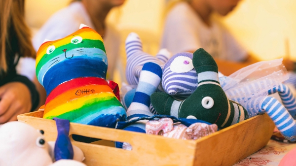 Sockenpuppen basteln mit Kindern – einfache Anleitung und Ideen spielzeug schachtel bunten puppen