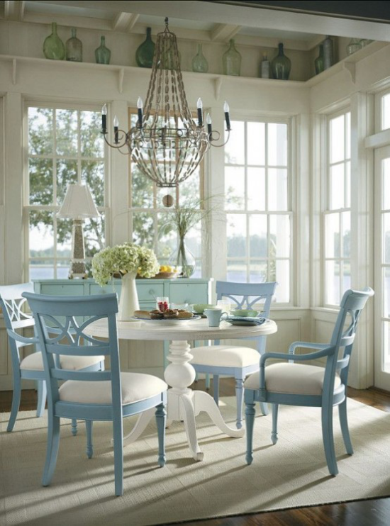 verglaste Veranda Glasveranda helles Ambiente schaffen sanfte Pastellfarben weiß himmelblau grauer Teppich viel Tageslicht