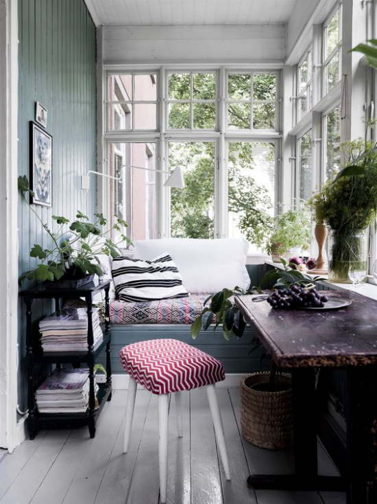 verglaste Veranda Glasveranda kleine Fläche das Nötigste Sofa Tisch Hocker viele Grünpflanzen sehr gemütlich als Relax-Ort