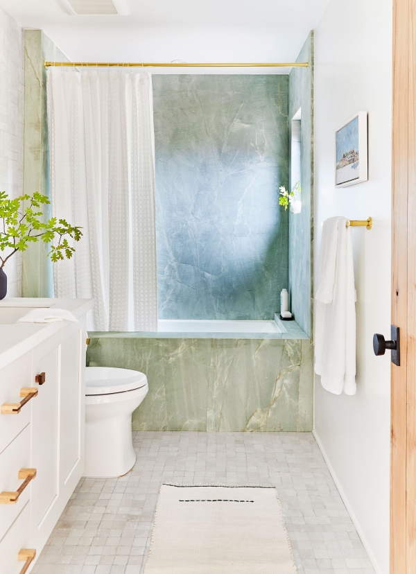3 qm Bad einrichten – Tipps für ein funktionelles und stilvolles Badezimmer bad mit rose gold akzente wanne