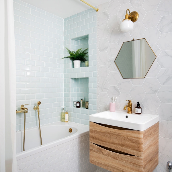 3 qm Bad einrichten – Tipps für ein funktionelles und stilvolles Badezimmer hexagon spiegel fliesen blau
