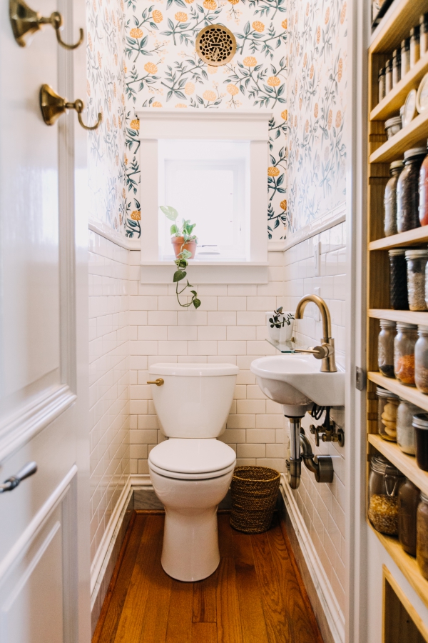 3 qm Bad einrichten – Tipps für ein funktionelles und stilvolles Badezimmer wc und regal toilette waschbecken