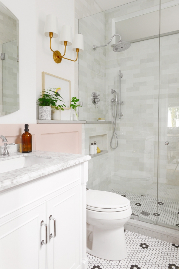 3 qm Bad einrichten – Tipps für ein funktionelles und stilvolles Badezimmer weiß mit rosa akzente dusche