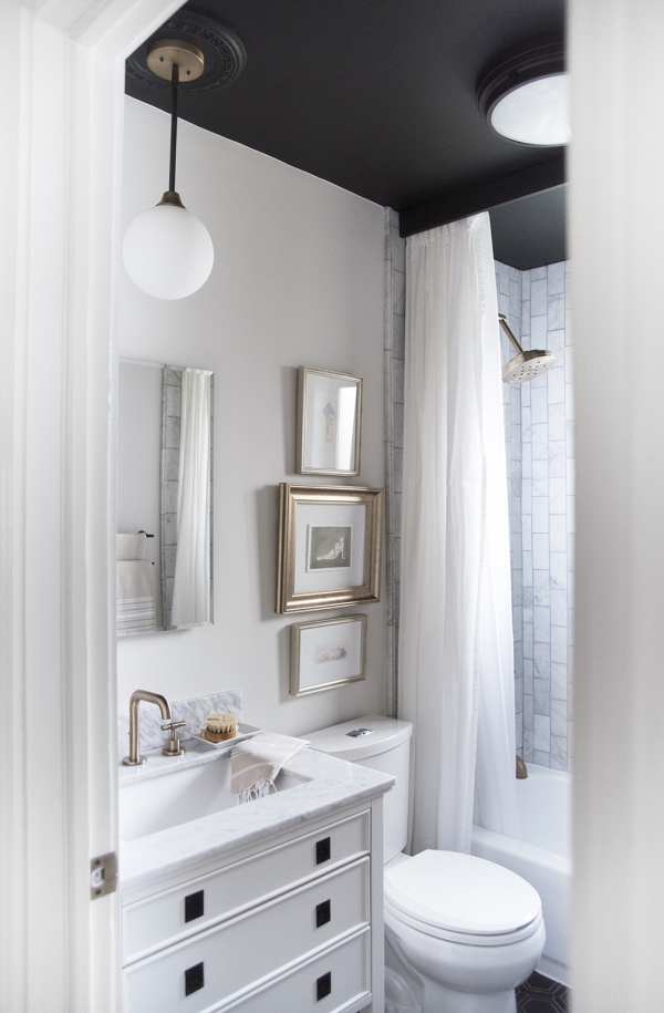 3 qm Bad einrichten – Tipps für ein funktionelles und stilvolles Badezimmer weißes bad schwarze decke akzent