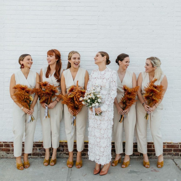 Brautstrauß Herbst – beliebtesten Blüten für die Vintage Hochzeit braut und hochzeitsgäste struaß