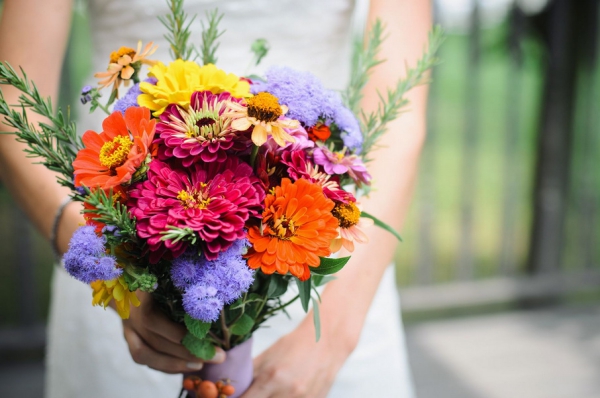 Brautstrauß Herbst – beliebtesten Blüten für die Vintage Hochzeit bunter strauß spätsommer herbst