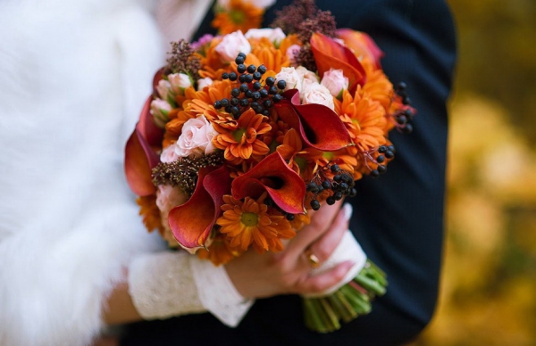 Brautstrauß Herbst – beliebtesten Blüten für die Vintage Hochzeit paar mit buntem stauß schön