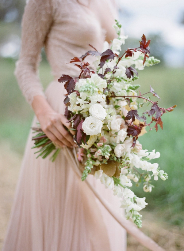 Brautstrauß Herbst – beliebtesten Blüten für die Vintage Hochzeit romantischer strauß weiß laub