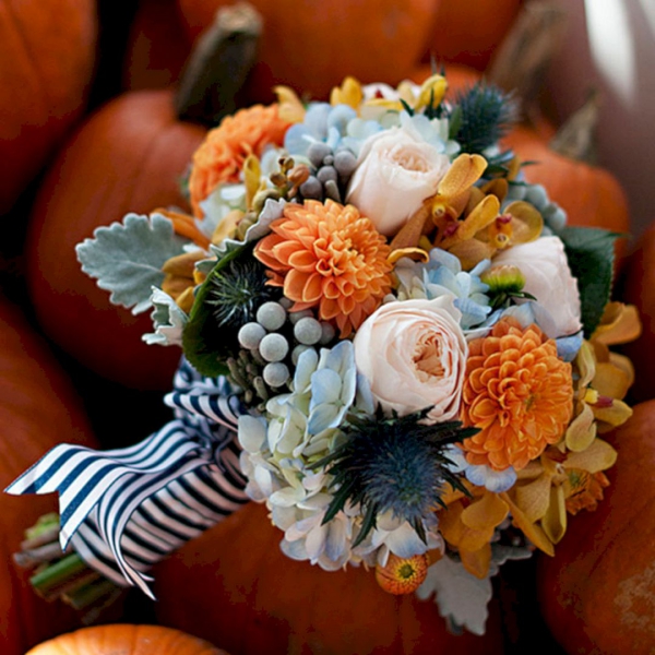 Brautstrauß Herbst – beliebtesten Blüten für die Vintage Hochzeit schöner strauß mit orange und weiße blumen