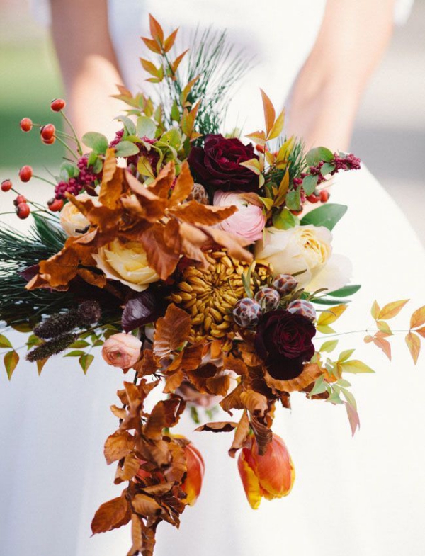 Brautstrauß Herbst – beliebtesten Blüten für die Vintage Hochzeit strauss mit laub und blumen