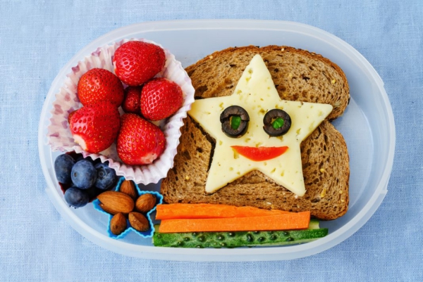 Brotdose für die Schule mit gesunden Leckereien füllen kreative sandwich ideen stern