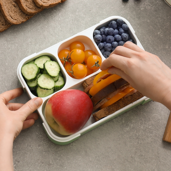 Brotdose für die Schule mit gesunden Leckereien füllen sandwich obst gemüse gesund