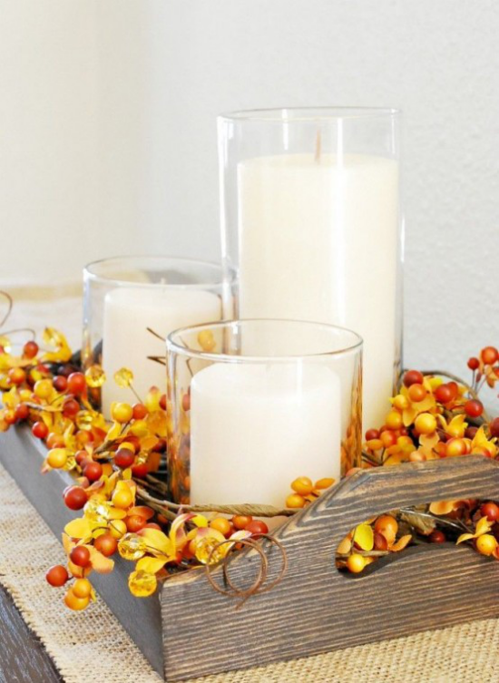 Duftkerzen Herbstdekoration elegante weiße Kerzen auf Holztablett mit Preiselbeeren dekoriert