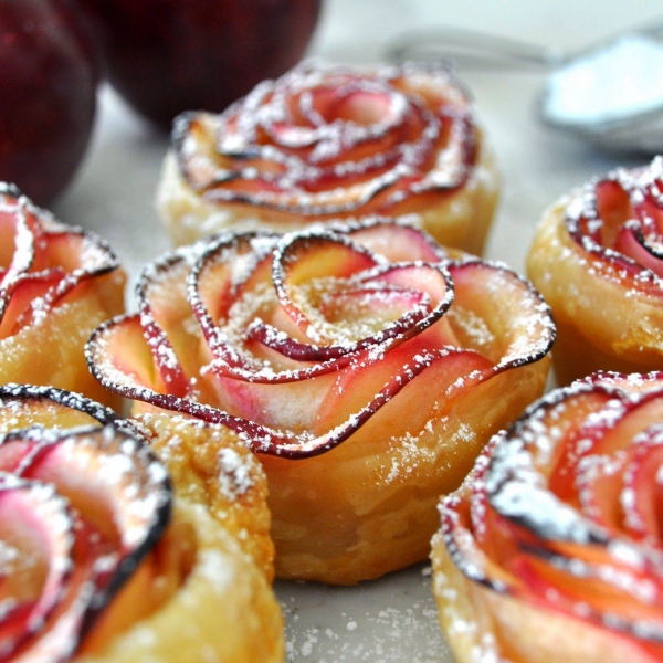Fruchtige Herbst Dessert Ideen und Rezepte ohne Kürbis aprikose apfel rosen geröstet puderzucker