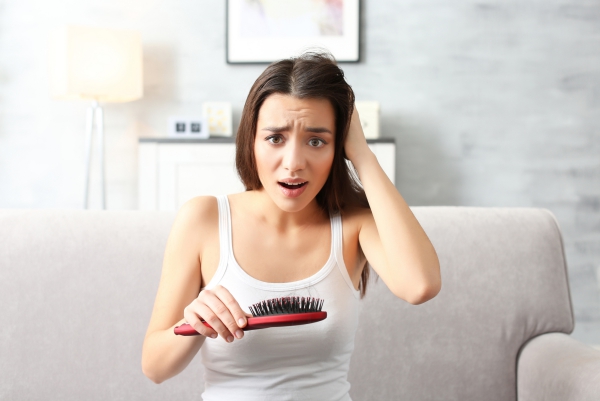 Haarausfall im Herbst – Was kann man dagegen tun haare ausfallen bürste stress