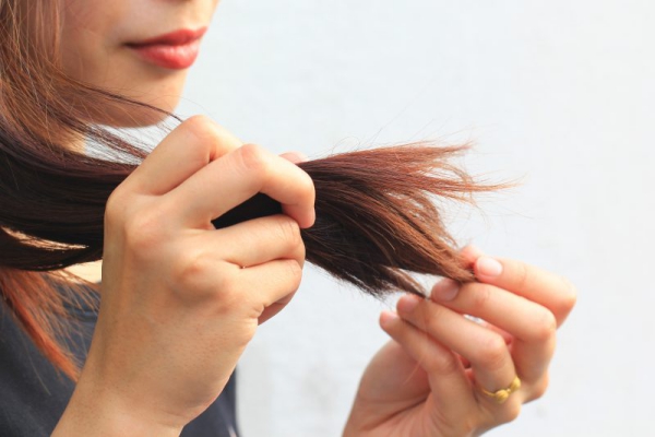 Haarausfall im Herbst – Was kann man dagegen tun spliss wegschneiden pflegen