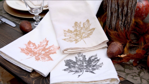 Herbstblätter basteln mit Kindern – Ideen und Anleitungen bedruckte servietten tischdeko