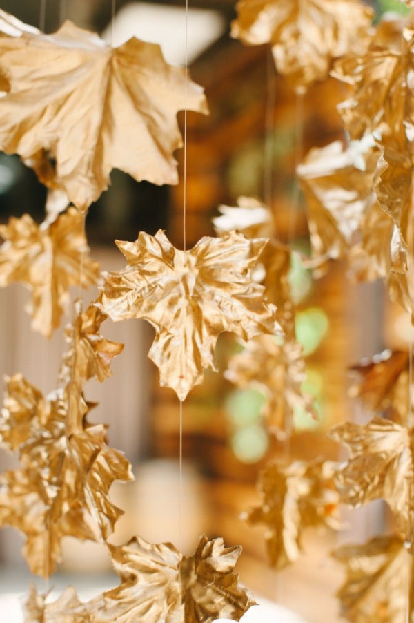 Herbstblätter basteln mit Kindern – Ideen und Anleitungen gold windspiel blätter girlande