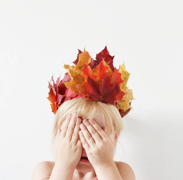 Herbstblätter basteln mit Kindern – Ideen und Anleitungen krone kind blätter